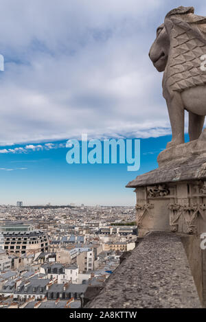 Der ausgeformte Löwe, der das Rathaus von Paris überragt, befindet sich auf der Spitze des Turms Saint Jacques Stockfoto