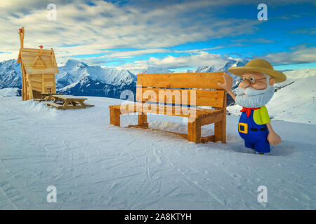 Fabelhafte winter Ort für Erholung mit hölzernen Lodge und Bänke in den Bergen, Alpe d Huez, Frankreich, Europa Stockfoto