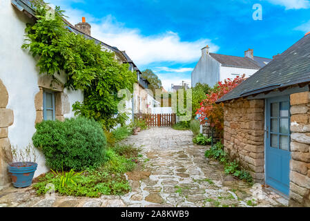 Ferienhäuser mit blauen Türen und Fenstern, ile-aux-Moines, Bretagne Stockfoto