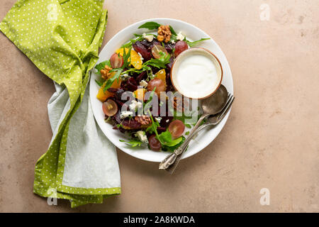 Frisch gebackene Rote Rüben Salat mit Orangen- und Käse Stockfoto