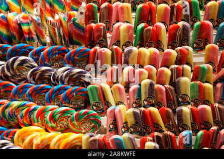 Umea, Norrland in Schweden - Oktober 22, 2019: Viele verschiedene Lutscher an einer Wand in einem Candy Store montiert Stockfoto