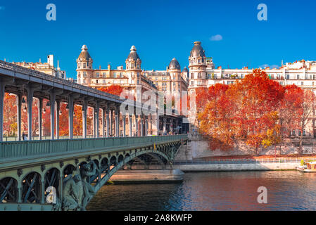 Paris, Panorama im Herbst, Bir-Hakeim-Brücke und schöne pariser Gebäude, Blick auf die seine Stockfoto