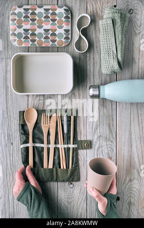 Kreative Flach, null Abfall Lunchpaket mit Holz- Utensilien, Brotdose, Trinkflasche und wiederverwendbare Kaffeetasse. Nachhaltiger Lebensstil Draufsicht, f Stockfoto