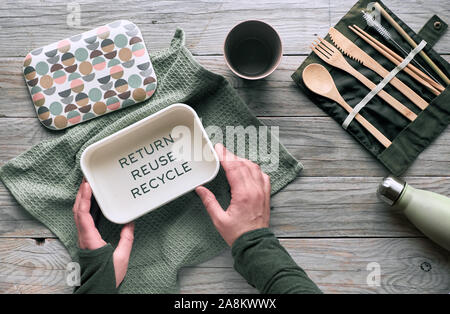 Kreative Flach, null Abfall Lunchpaket Konzept, wiederverwendbar Holz- Besteck, Lunch Box in Baumwolltuch und wiederverwendbare Kaffeetasse. Nachhaltiger Lebensstil Stockfoto