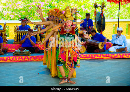 Cha-am, Indonesien - September 2, 2019: Traditionelle Garuda Wisnu Ballett Tanz an der GWK Cultural Park durchgeführt Stockfoto