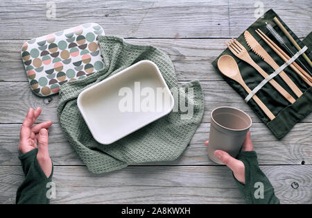 Kreative Flach, null Abfall Lunchpaket Konzept, wiederverwendbar Holz- Besteck, Lunch Box in Baumwolltuch und wiederverwendbare Kaffeetasse. Nachhaltiger Lebensstil Stockfoto