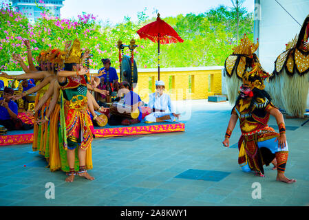 Cha-am, Indonesien - September 2, 2019: Traditionelle Garuda Wisnu Ballett Tanz an der GWK Cultural Park durchgeführt Stockfoto