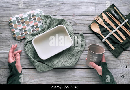 Kreative Flach, null Abfall Lunchpaket Konzept, wiederverwendbar Holz- Besteck, Lunch Box in Baumwolltuch und wiederverwendbare Kaffeetasse. Nachhaltiger Lebensstil Stockfoto