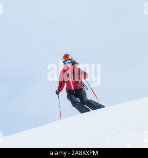 Skifahrerin Skifahren in hochalpine Landschaft in der Nähe von Zermatt im Monte Rosa Gebiet Stockfoto