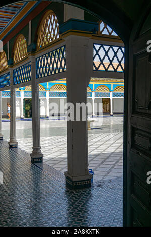 Gitter und Spalten des Bahia Palace in Marrakesch. Marokko Stockfoto