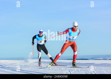 Sportliche Leute, winterlichen Eislaufen Übung in der verschneiten Natur Stockfoto