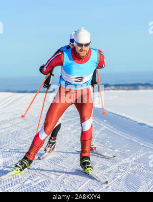 Sportliche Leute, winterlichen Eislaufen Übung in der verschneiten Natur Stockfoto