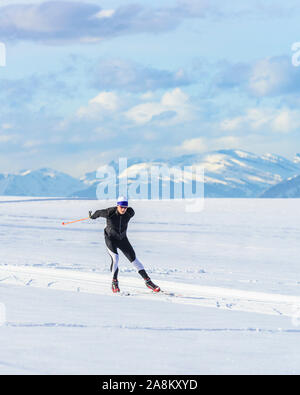 Sportliche Leute, winterlichen Eislaufen Übung in der verschneiten Natur Stockfoto