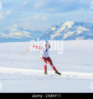 Sportliche Leute, winterlichen Eislaufen Übung in der verschneiten Natur Stockfoto