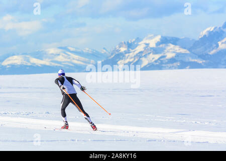 Sportliche Leute, winterlichen Eislaufen Übung in der verschneiten Natur Stockfoto
