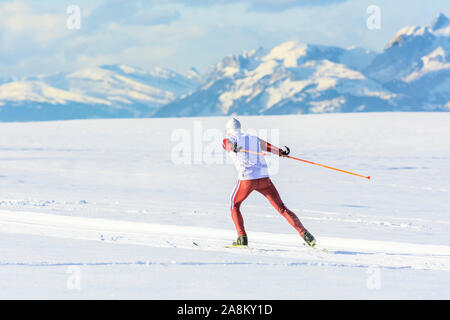 Sportliche Leute, winterlichen Eislaufen Übung in der verschneiten Natur Stockfoto