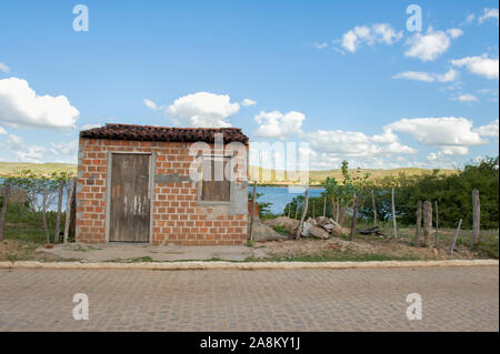 Pao De Acucar, Alagoas, Brasilien - 23. Juni 2016: Kleine und Arme brick House in den Banken von Sao Francisco Flusses (Rio Sao Francisco) Stockfoto