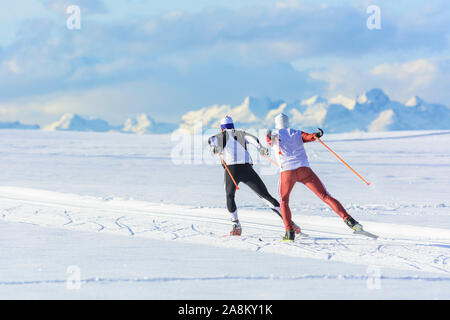 Sportliche Leute, winterlichen Eislaufen Übung in der verschneiten Natur Stockfoto