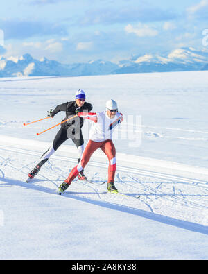 Sportliche Leute, winterlichen Eislaufen Übung in der verschneiten Natur Stockfoto