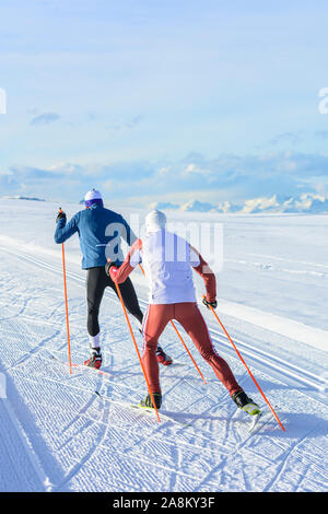 Sportliche Leute, winterlichen Eislaufen Übung in der verschneiten Natur Stockfoto