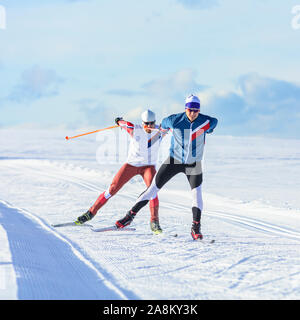 Sportliche Leute, winterlichen Eislaufen Übung in der verschneiten Natur Stockfoto
