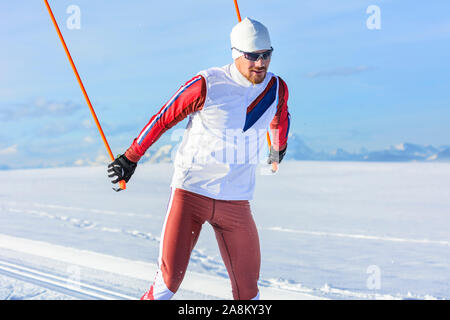 Sportliche Leute, winterlichen Eislaufen Übung in der verschneiten Natur Stockfoto