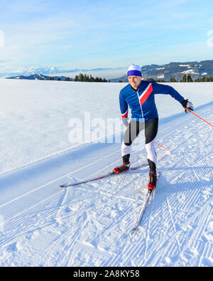 Sportliche Leute, winterlichen Eislaufen Übung in der verschneiten Natur Stockfoto