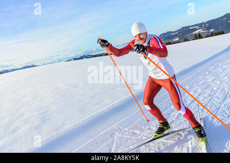 Sportliche Leute, winterlichen Eislaufen Übung in der verschneiten Natur Stockfoto