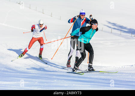 Sportliche Leute, winterlichen Eislaufen Übung in der verschneiten Natur Stockfoto