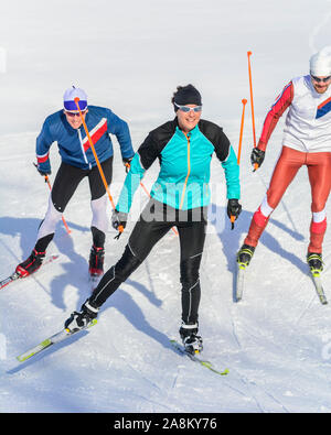 Sportliche Leute, winterlichen Eislaufen Übung in der verschneiten Natur Stockfoto