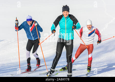 Sportliche Leute, winterlichen Eislaufen Übung in der verschneiten Natur Stockfoto