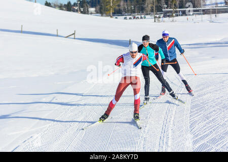 Sportliche Leute, winterlichen Eislaufen Übung in der verschneiten Natur Stockfoto