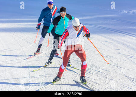 Sportliche Leute, winterlichen Eislaufen Übung in der verschneiten Natur Stockfoto