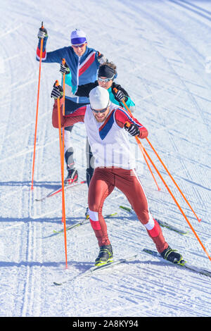 Sportliche Leute, winterlichen Eislaufen Übung in der verschneiten Natur Stockfoto