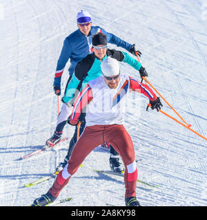Sportliche Leute, winterlichen Eislaufen Übung in der verschneiten Natur Stockfoto