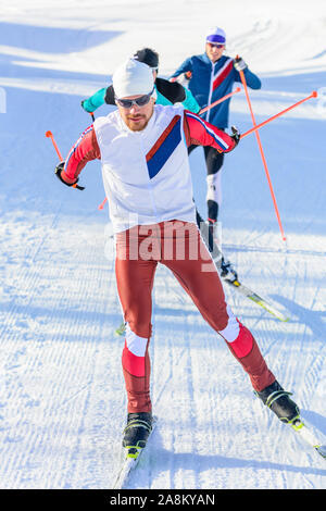 Sportliche Leute, winterlichen Eislaufen Übung in der verschneiten Natur Stockfoto