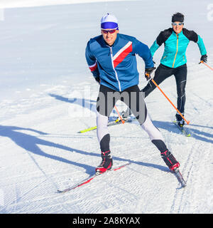 Sportliche Leute, winterlichen Eislaufen Übung in der verschneiten Natur Stockfoto