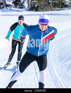 Sportliche Leute, winterlichen Eislaufen Übung in der verschneiten Natur Stockfoto