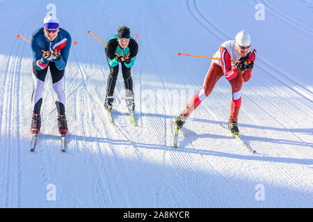 Sportliche Leute, winterlichen Eislaufen Übung in der verschneiten Natur Stockfoto