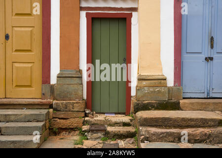 Tiradentes, Minas Gerais, Brasilien - März 08, 2016: Vintage bunte Häuser im Kolonialstil Fassade in den Straßen von Tiradentes Stockfoto