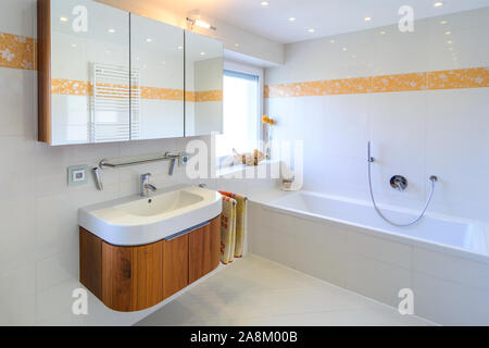 Blick auf ein helles Badezimmer in der modernen europäischen Stil Stockfoto