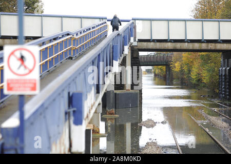 Die überschwemmten Bahnstrecke bei Kirk Sandall Bahnhof, in der Nähe von Doncaster. Überschwemmungen im Norden von England aufgetreten nach einem Monate Niederschlag in einem Tag caausing den Don fiel seine Banken zu verletzen. Stockfoto