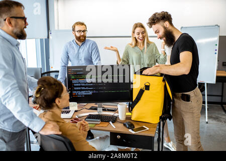 Kurier liefern frische Mittagsmenüs mit gelben thermal Bag für Büroangestellte. Konzept der Lebensmittel Auslieferung an die Mitarbeiter im Büro Stockfoto