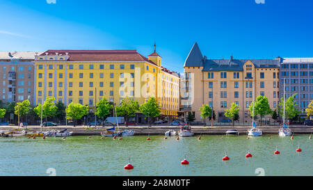 Helsinki in Finnland, Panorama der Stadt vom Meer aus, typische Gebäude Stockfoto