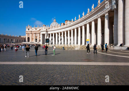 Saint Peter's Square (Piazza San Pietro) mit St. Peter's Church und Berninis Kolonnaden, Rom, Latium, Italien Stockfoto