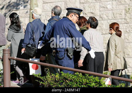 Tokio, Japan. 10 Nov, 2019. Leute richten Japans Kaiser Naruhito und Kaiserin Masako während der Royal Parade in Tokio am November 10, 2019, Japan zu begrüßen. Quelle: Lba Co.Ltd./Alamy leben Nachrichten Stockfoto