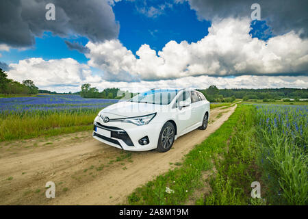 Weißes modernes Kombi auf einer Schotterstraße Stockfoto