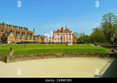 Touristen, die in der Römischen Amphitheater im Stadtzentrum von Chester Stockfoto