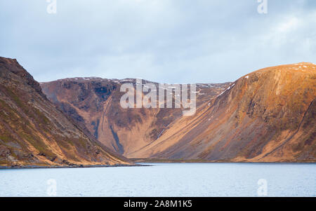Norwegische Küste. Ein Blick auf die felsige Küste in der Nähe der norwegischen Stadt von Honningsvag. Stockfoto