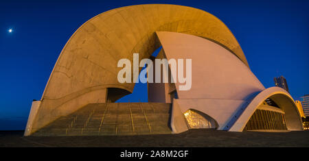 Santa Cruz de Tenerife, Spain-April 2017: futuristische Gebäude der örtlichen Philharmonie (Auditorium), Nacht Fotografie Stockfoto